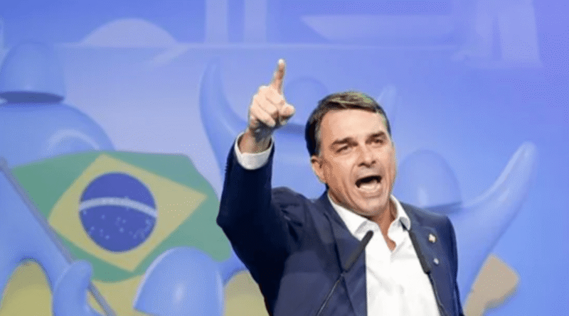 Flávio foca em eleitores endividados em programa eleitoral