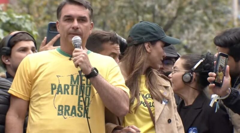 Flávio propõe o fim do consórcio entre Lula e Moraes e menciona a terceira facada
