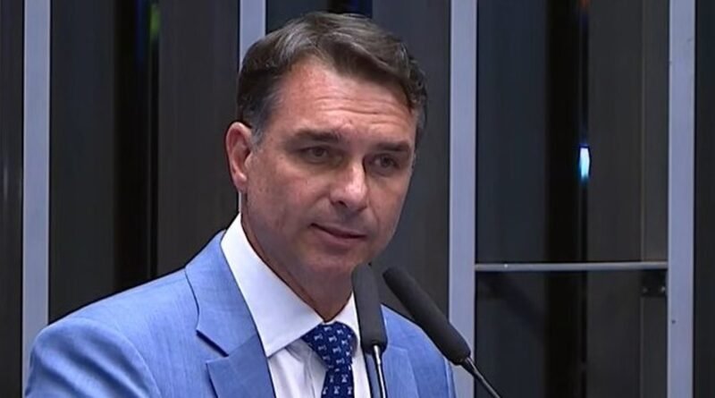 Flávio solicita impeachment de Moraes por diálogos com Daniel Vorcaro