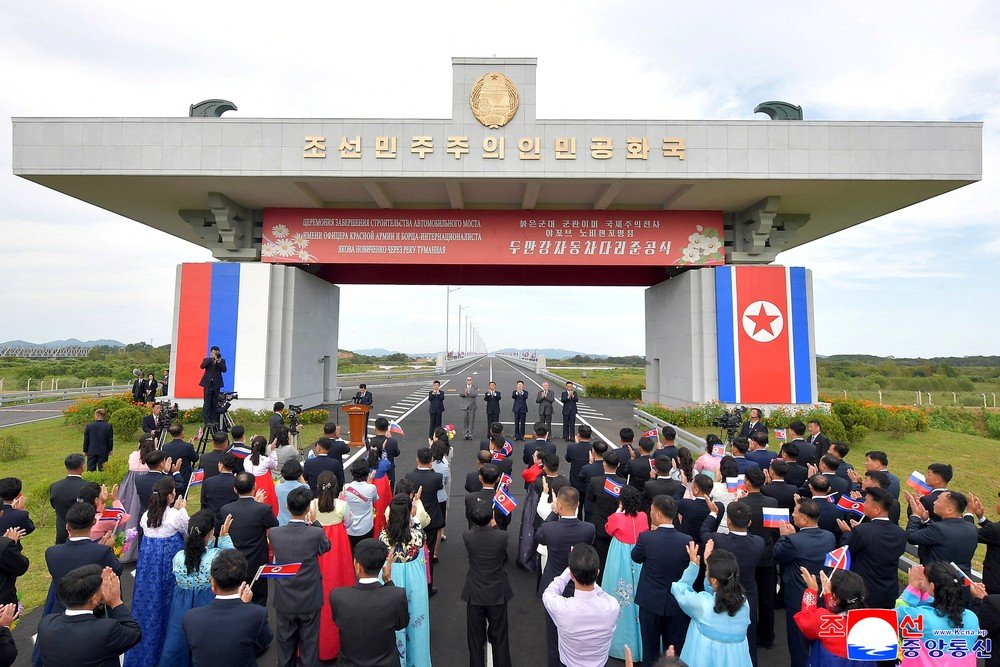 Pessoas aplaudem abertura de estrada ligando a Rússia à Coreia do Norte, em 7 de setembro de 2026.