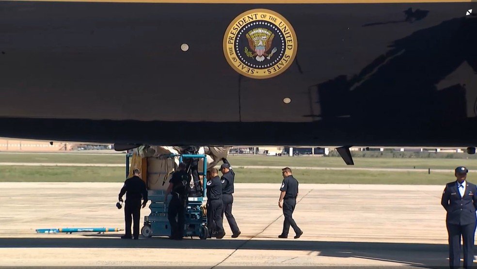 Escorregador inflável do Air Force One parece ser trocado antes de decolagem com o presidente Donald Trump a Bordo, em Washington, em 9 de setembro de 2026