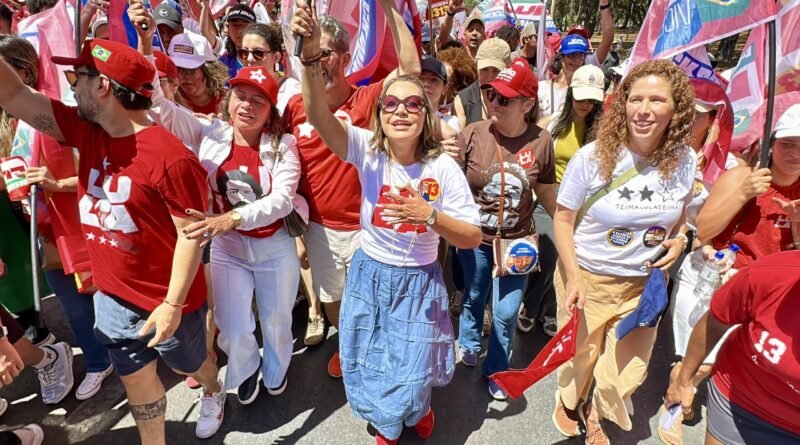 Janja se junta a candidatos do PT em caminhada em Brasília