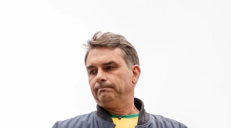 Lindbergh solicita ao STF bloqueio de R$ 72 milhões em bens de Flávio Bolsonaro