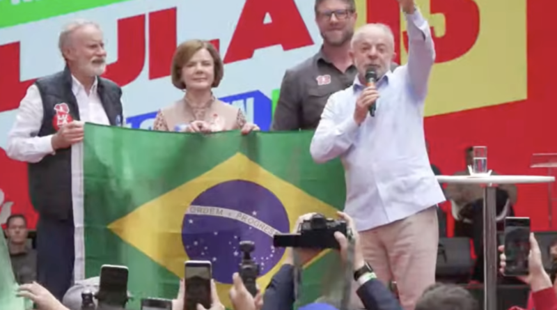 Lula critica a prática de buscar superávit fiscal