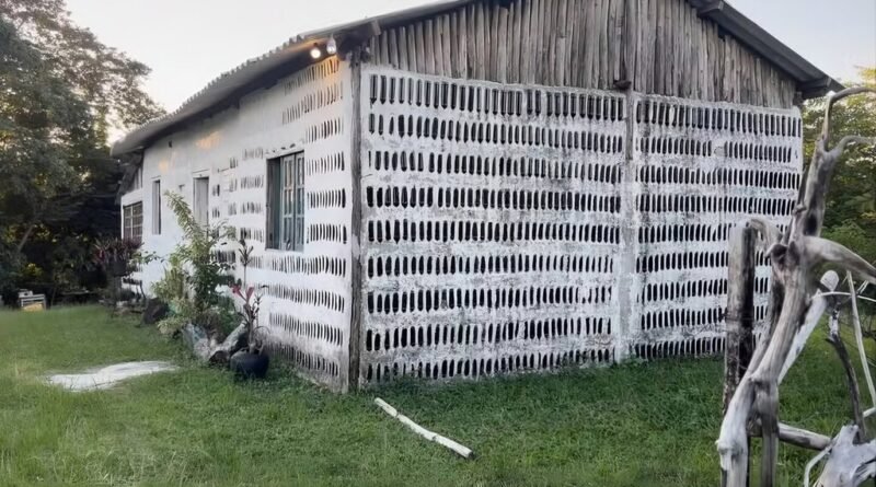 Mãe e filha constroem casa de sete cômodos com 8 mil garrafas de vidro recicladas