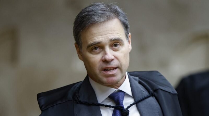 Mendonça revoga sigilo de processos relacionados a “Dark Horse”, Ciro e Castro