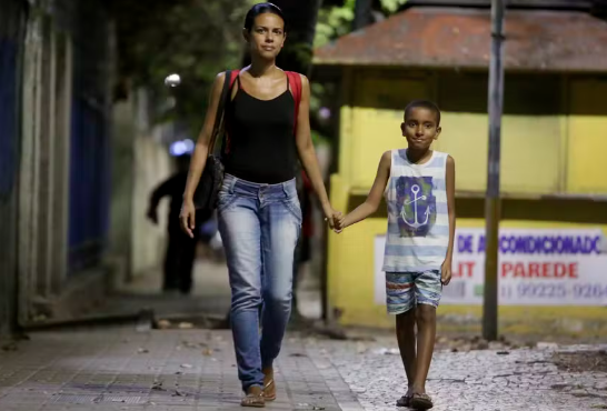 Menino brasileiro de 10 anos se destaca como gênio ao criar jogo aos 7 após curso em Harvard e enfrenta desafios vivendo em abrigo com a mãe enquanto busca retomar os estudos