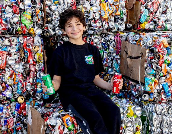 Menino de 13 anos recicla 1,5 milhão de latinhas e doa R$127 mil para caridade