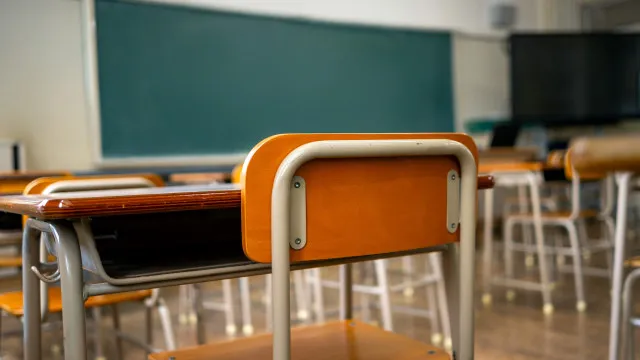 Menor esfaqueia professora na cabeça durante suposta ajuda com trabalho