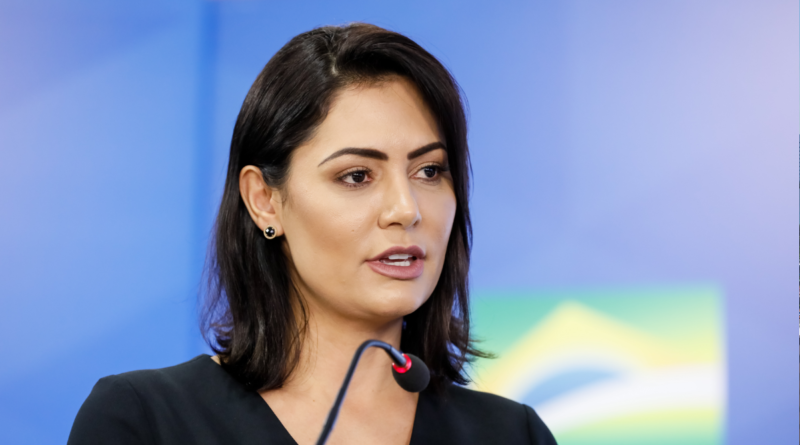 Michelle Bolsonaro apoia atuação de Mendonça em meio à crise no STF