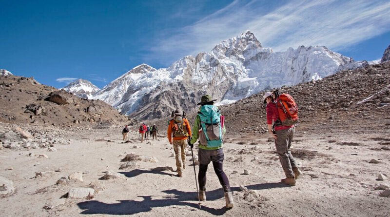 Monte Everest derrete em ritmo acelerado devido a 6 mil litros de urina por dia