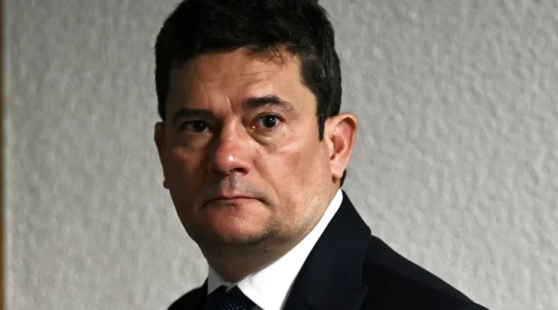 Moro ignora debates e é alvo de ironias ao tentar se vincular a Ratinho Jr na televisão