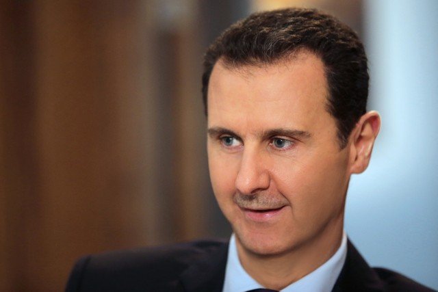 Mulher se emociona ao reencontrar nome do irmão desaparecido em exposição sobre o regime de Assad na Síria