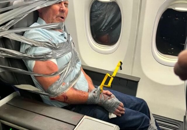 Passageiro é imobilizado em poltrona de avião após ataque de racismo e homofobia nos EUA