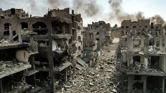 Prédio desaba em Gaza, causando 21 mortes, e ministro de Israel ameaça retomar conflito