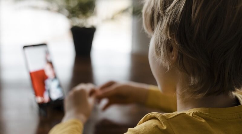 Projeto proíbe menores de 14 anos de ter contas em redes sociais
