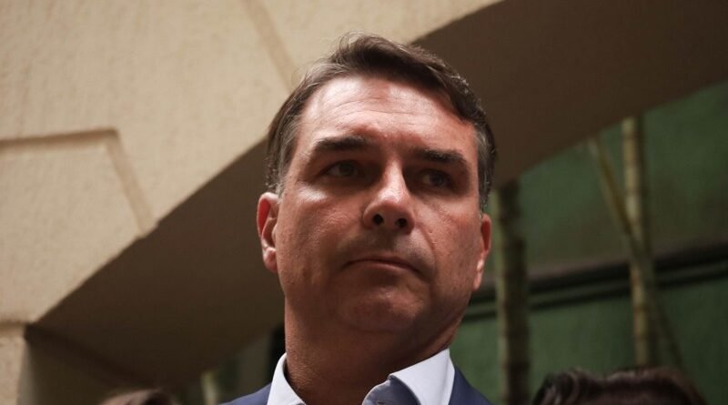 PT denuncia Flávio ao Conselho de Ética por envolvimento no caso Dark Horse