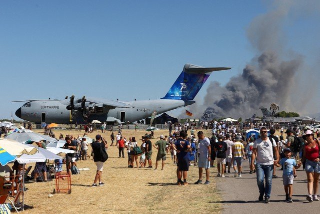 Queda e Explosão Impactantes de Caça em Show Aéreo na Grécia