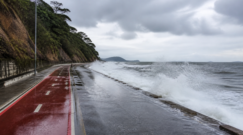 Ressaca provoca fechamento da ciclovia Tim Maia e mantém alerta no mar do Rio