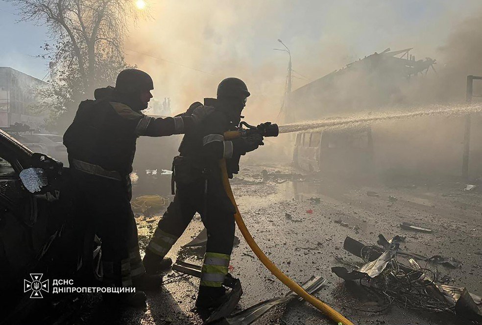 Bombeiros tentam extinguir incêndio após bombardeio russo em Pavlograd, na Ucrânia, em 10 de setembro de 2026.