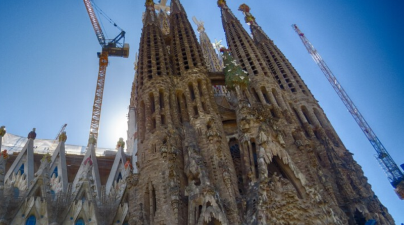 Sagrada Família enfrenta nova oposição com protesto de 200 vizinhos em Barcelona