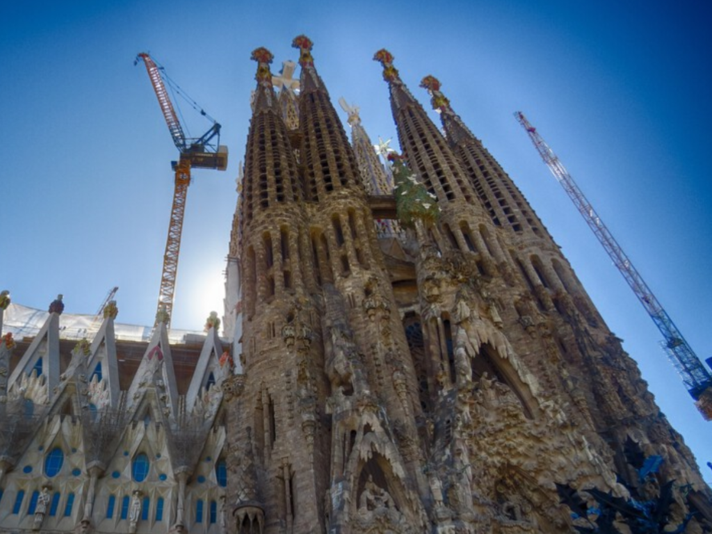 Sagrada Família enfrenta nova oposição com protesto de 200 vizinhos em Barcelona