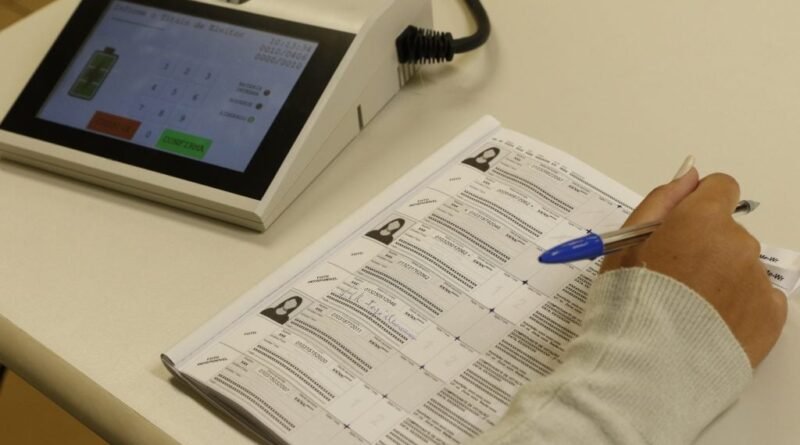 Serviço eleitoral oferece folgas e assistência e anuncia punições para ausentes
