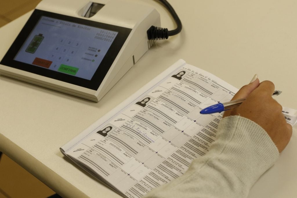 Serviço eleitoral oferece folgas e assistência e anuncia punições para ausentes