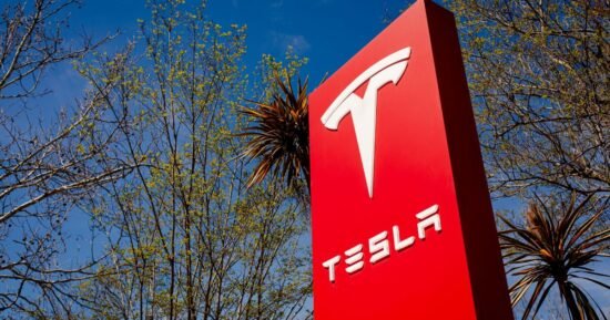 Tesla apresenta robotáxi Cybercab enquanto é alvo de auditoria federal nos EUA
