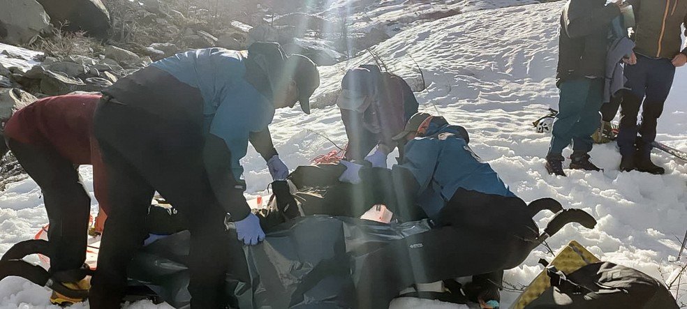 Foto mostra equipe de resgate carregando o corpo de Juliette Willmann em Cerro Creston, perto de El Chalten, na patagônia argentina.