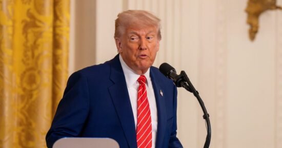 Trump critica regulamentação de IA e desafia líderes do setor