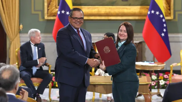 Venezuela confirma compromisso com acordos petrolíferos firmados com China e Rússia