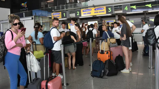 Vulcão Etna entra em erupção e aeroporto de Catânia suspende chegadas