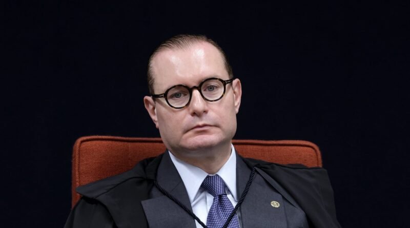 Zanin solicita à PF a entrega de dados do celular de Vorcaro em seu gabinete
