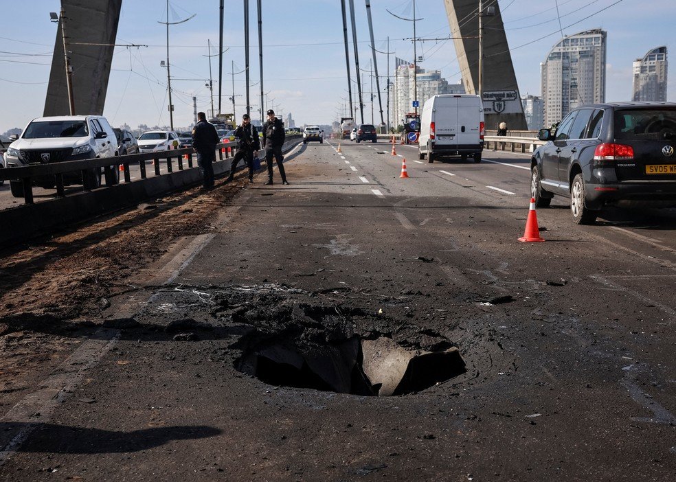Cratera na Ponte Norte, uma das mais importantes de Kiev, após ataque de drone russo em 4 de outubro de 2026.
