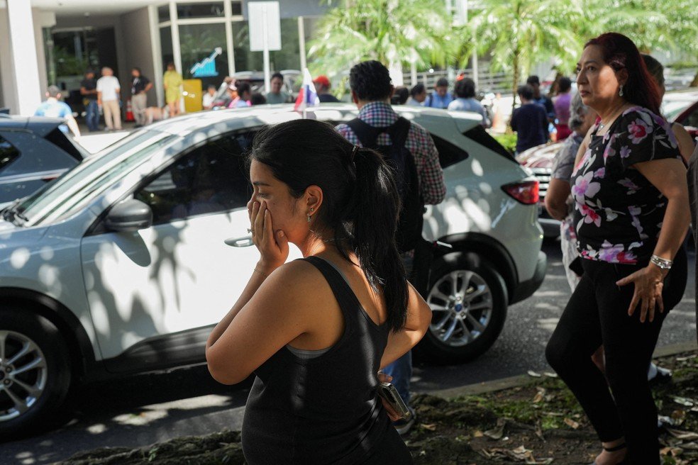 Pessoas saem às ruas na Cidade do Panamá após o terremoto.